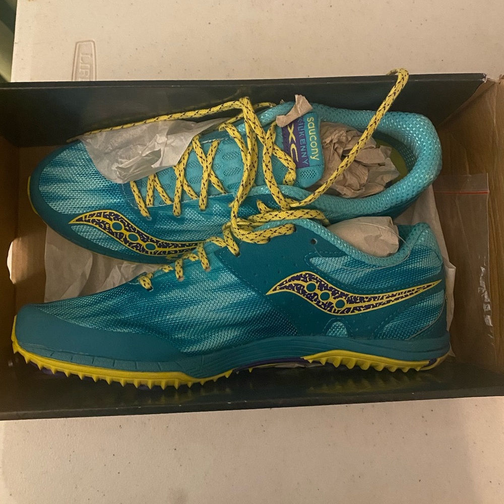 Women’s Saucony Kilkenny XC Spikes with spikes included